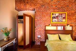 Отель Post House Rooms Львов Двухместный номер с 1 кроватью и собственной ванной комнатой вне номера-2