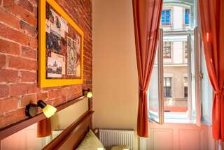 Отель Post House Rooms Львов Двухместный номер с 1 кроватью и собственной ванной комнатой вне номера-3