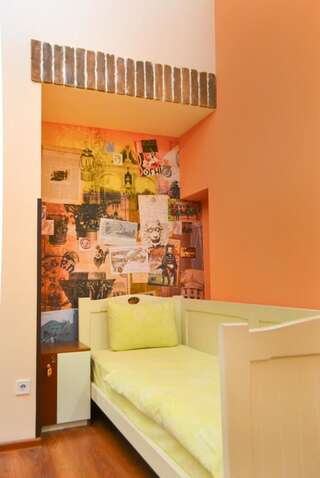 Отель Post House Rooms Львов Двухместный номер с 2 отдельными кроватями и собственной ванной комнатой-1