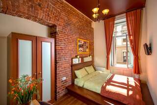 Отель Post House Rooms Львов Двухместный номер с 1 кроватью и собственной ванной комнатой вне номера-1