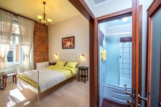 Отель Post House Rooms Львов Двухместный номер с 1 кроватью и собственной ванной комнатой-3