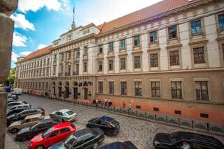 Отель Post House Rooms Львов Двухместный номер с 2 отдельными кроватями и собственной ванной комнатой за пределами номера-2