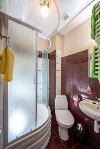 Отель Post House Rooms Львов Двухместный номер с 1 кроватью и собственной ванной комнатой-4