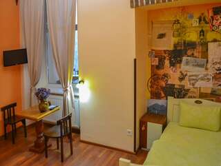 Отель Post House Rooms Львов Двухместный номер с 2 отдельными кроватями и собственной ванной комнатой-3