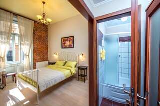 Отель Post House Rooms Львов Двухместный номер с 1 кроватью и собственной ванной комнатой-6