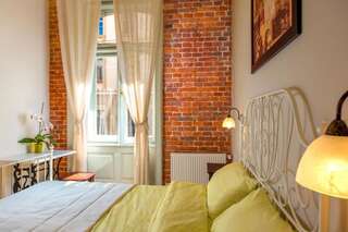 Отель Post House Rooms Львов Двухместный номер с 1 кроватью и собственной ванной комнатой-7