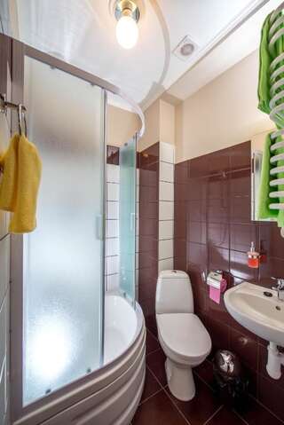 Отель Post House Rooms Львов Двухместный номер с 1 кроватью и собственной ванной комнатой-8